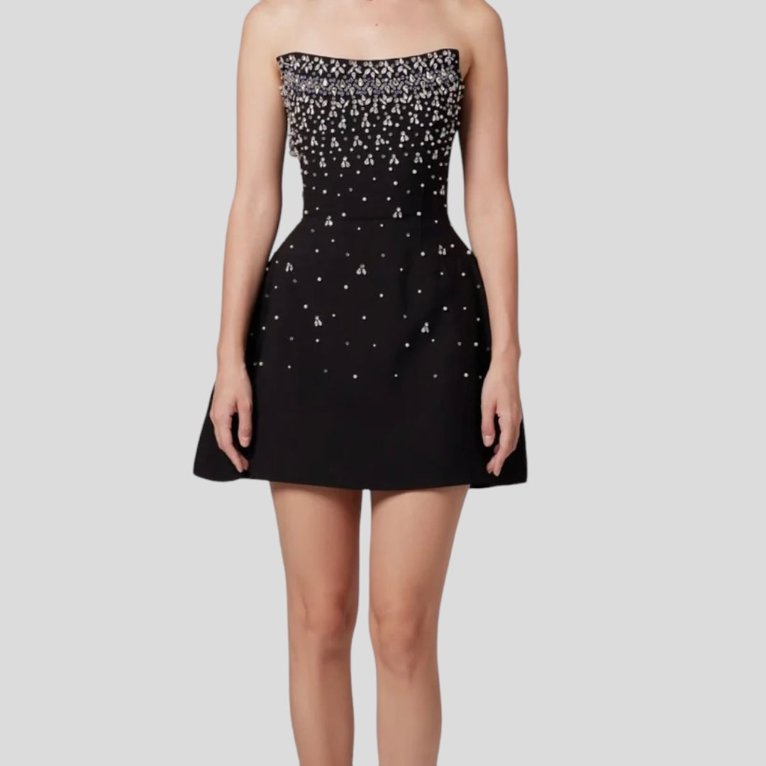 Vestido corto con piedras brillantes
