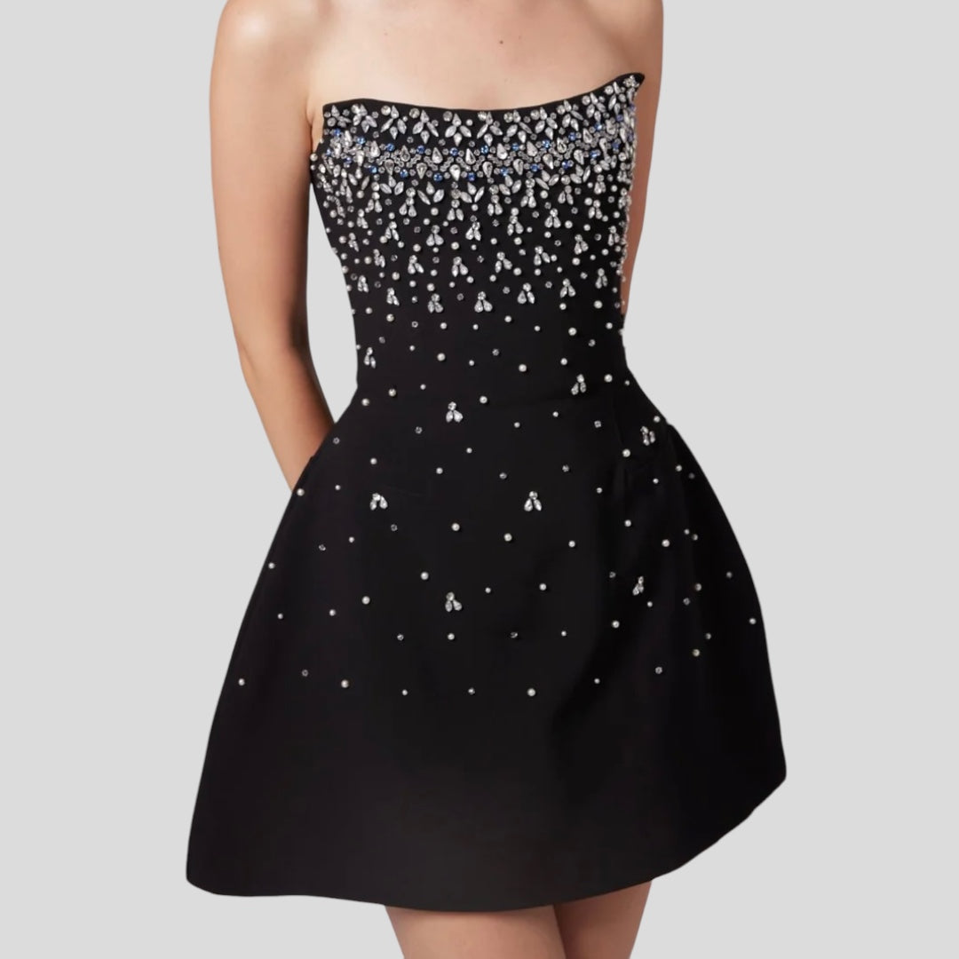 Vestido corto con piedras brillantes