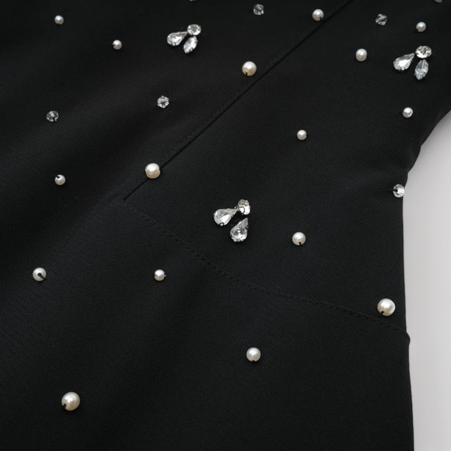 Vestido corto con piedras brillantes