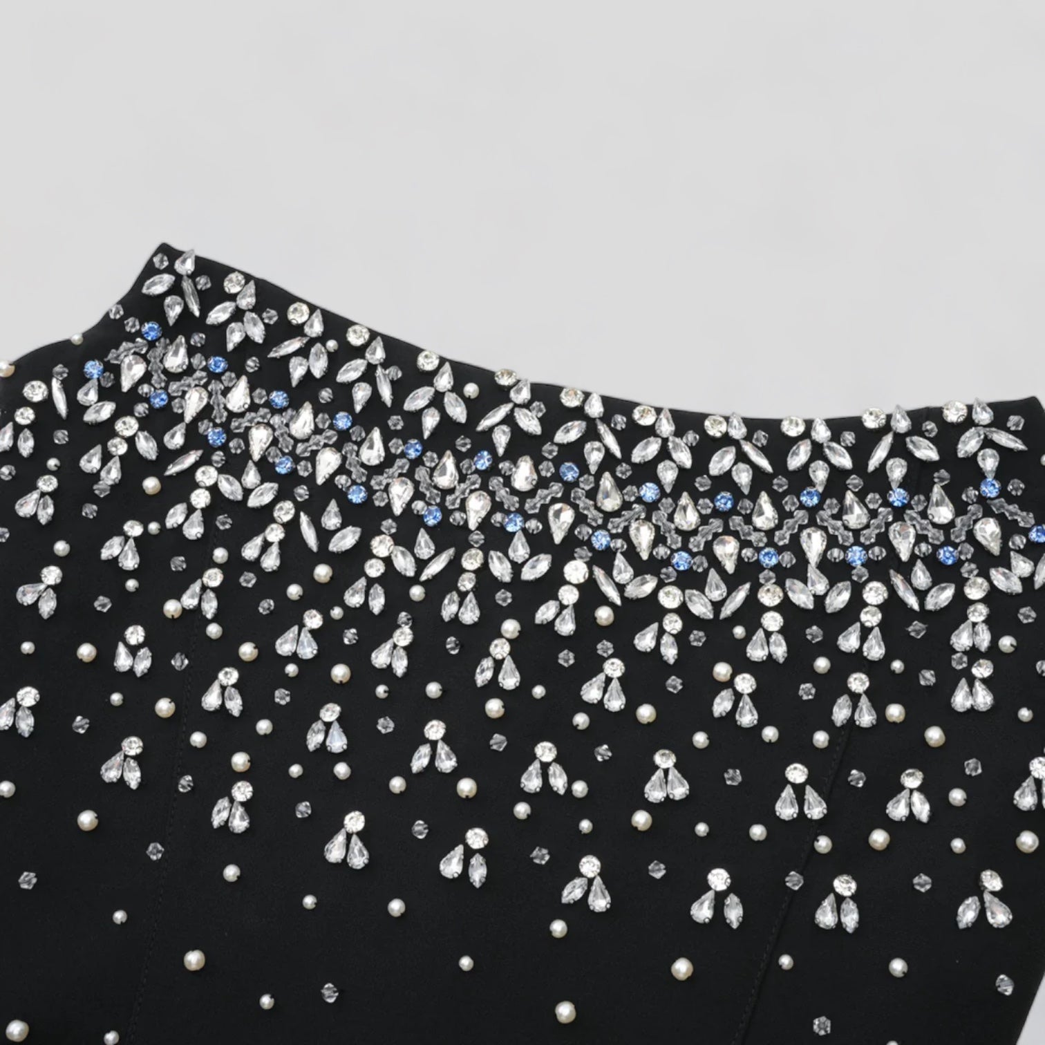 Vestido corto con piedras brillantes